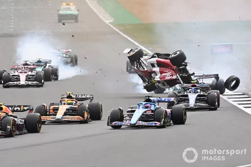 El accidente de Zhou Guanyu, Alfa Romeo C42, George Russell, Mercedes W13 en el inicio de la carrera