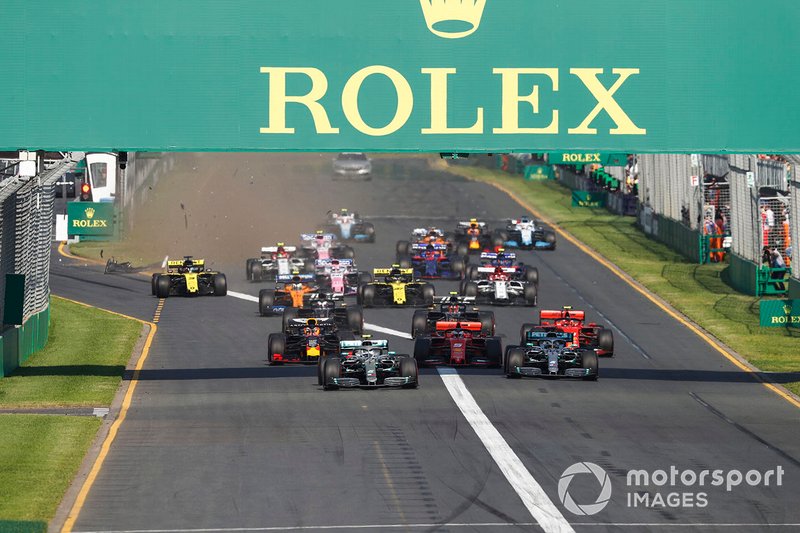 Valtteri Bottas, Mercedes AMG W10, precede Lewis Hamilton, Mercedes AMG F1 W10, Sebastian Vettel, Ferrari SF90, Charles Leclerc, Ferrari SF90, Max Verstappen, Red Bull Racing RB15, ed il resto del gruppo in partenza, mentre Daniel Ricciardo, Renault F1 Team R.S.19, danneggia l'ala anteriore
