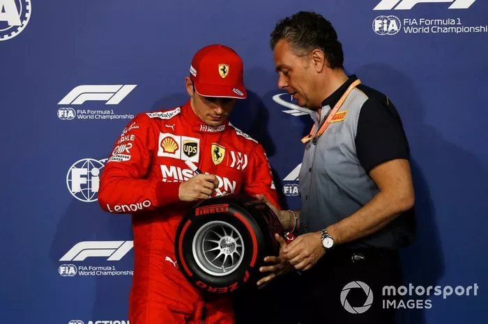 Charles Leclerc, Ferrari y Mario Isola, Racing Manager, Pirelli Motorsport con el premio Pirelli Pole Position Award en Parc Ferme 