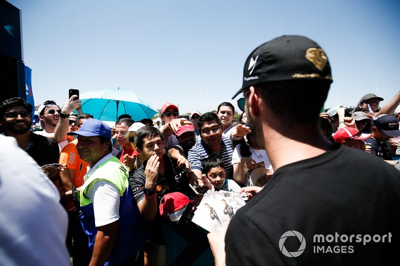 Jean-Eric Vergne, DS TECHEETAH signs autographs