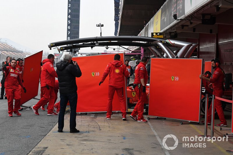 Себастьян Феттель, Ferrari SF90, та механіки Ferrari з екранами