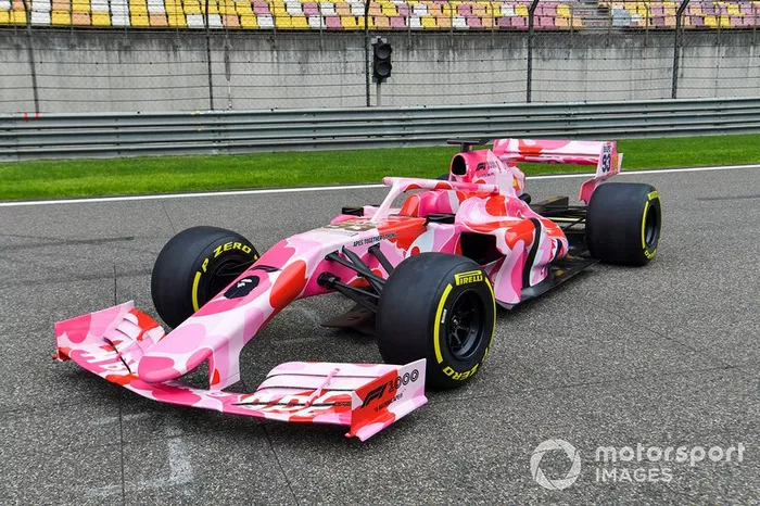 Coche decorado con motivo de la carrera 1.000