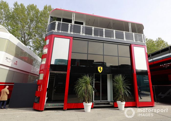 El motorhome de Ferrari en el paddock