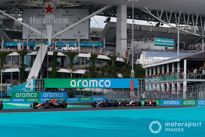 Max Verstappen, Red Bull Racing RB19, Alex Albon, Williams FW45, Nico Hulkenberg, Haas VF-23