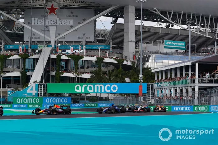 Max Verstappen, Red Bull Racing RB19, Alex Albon, Williams FW45, Nico Hulkenberg, Haas VF-23