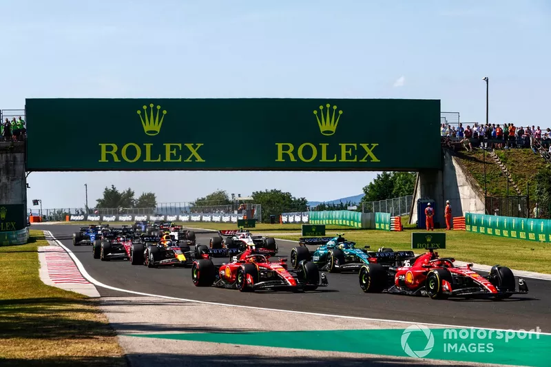 Charles Leclerc, Ferrari SF-23, Carlos Sainz, Ferrari SF-23, Fernando Alonso, Aston Martin AMR23, Sergio Perez, Red Bull Racing RB19, il resto dello schieramento al via