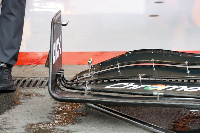 Detalle del alerón delantero del McLaren MCL60 