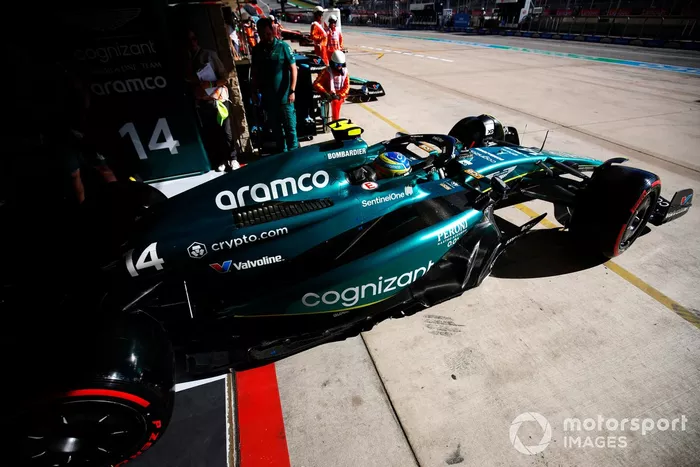 Fernando Alonso, Aston Martin AMR23, sale del garaje
