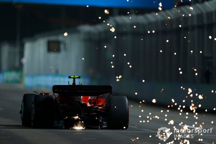 Carlos Sainz, Ferrari SF-23, echa chispas
