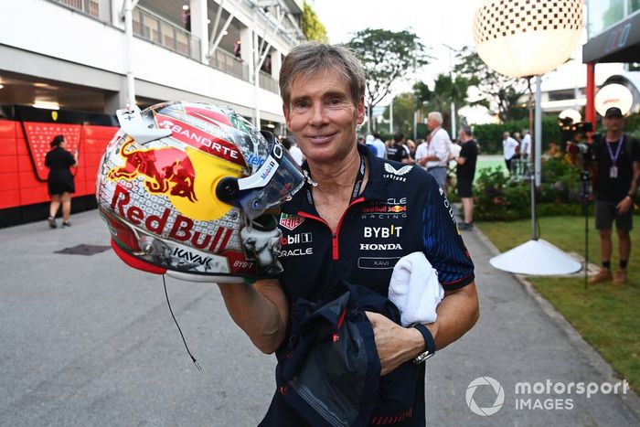 Xavi Martos, Red Bull Racing, con un casco para Sergio Pérez, Red Bull Racing