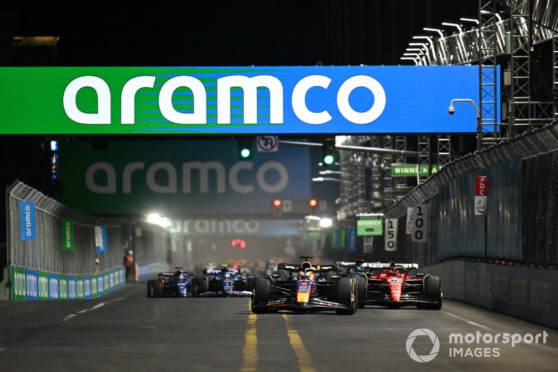 Max Verstappen, Red Bull Racing RB19, Charles Leclerc, Ferrari SF-23, George Russell, Mercedes F1 W14, Pierre Gasly, Alpine A523, el resto de la parrilla.