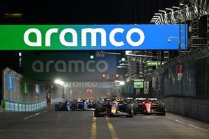 Max Verstappen, Red Bull Racing RB19, Charles Leclerc, Ferrari SF-23, George Russell, Mercedes F1 W14, Pierre Gasly, Alpine A523, el resto de la parrilla.