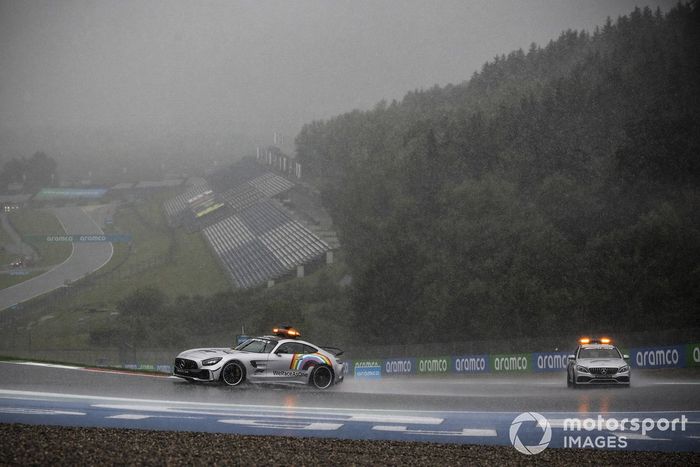El Safety Car y el coche médico, en lluvia