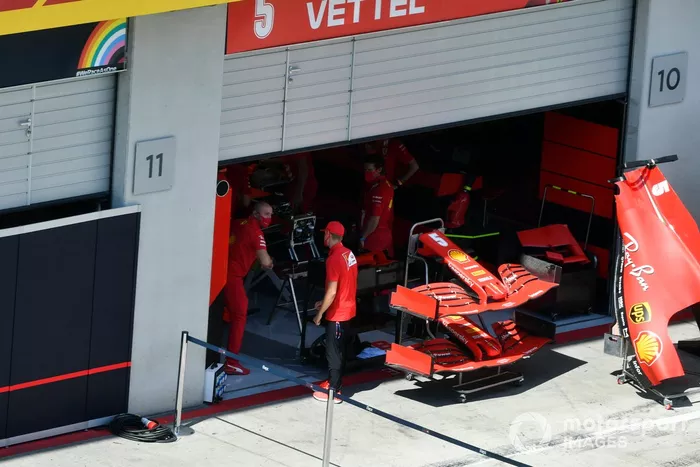 Mick Schumacher, Prema Racing con un mecánico de Ferrari mira el Ferrari SF1000 