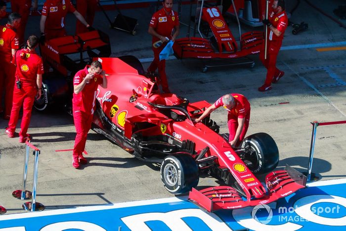 El monoplaza de Sebastian Vettel Ferrari SF1000 en pit lane