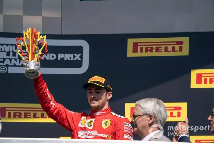 Charles Leclerc, Ferrari, terza posizione, solleva il suo trofeo