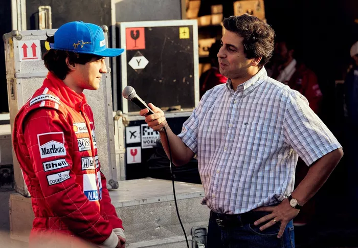 Gabriel Leone as Ayrton Senna, Gabriel Louchard as Galvão Bueno in Senna