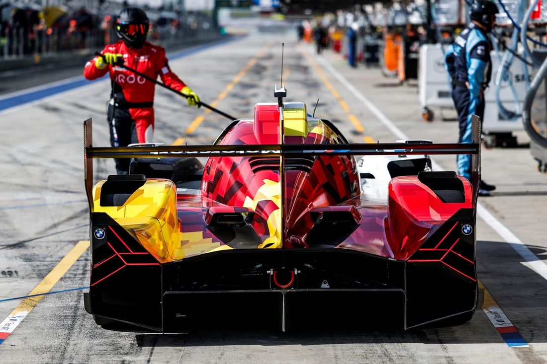 #20 BMW M Team WRT BMW M Hybrid V8: Rene Rast, Robin Frijns, Sheldon Van Der Linde