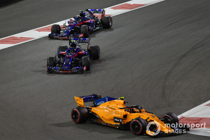 Stoffel Vandoorne, McLaren MCL33, Brendon Hartley, Toro Rosso STR13 y Pierre Gasly, Toro Rosso STR13