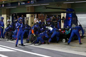 Pierre Gasly, Toro Rosso STR13, pit stop 