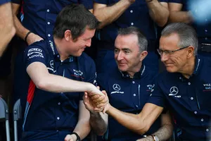Rob Smedley, Williams Head of Vehicle Performance en Paddy Lowe, Williams Technical Director op de teamfoto