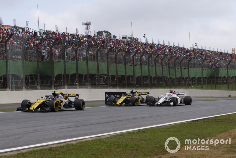 Carlos Sainz Jr., Renault Sport F1 Team R.S. 18, Nico Hulkenberg, Renault Sport F1 Team R.S. 18 ands Marcus Ericsson, Sauber C37 