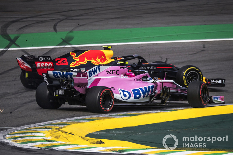 Max Verstappen, Red Bull Racing RB14 tertabrak Esteban Ocon, Racing Point Force India VJM11