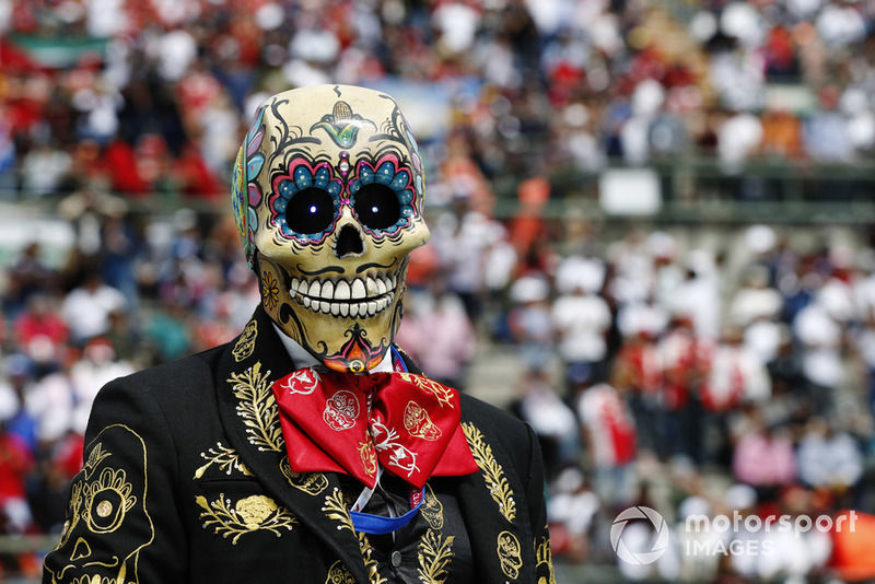 Traje tradicional en la parrilla.