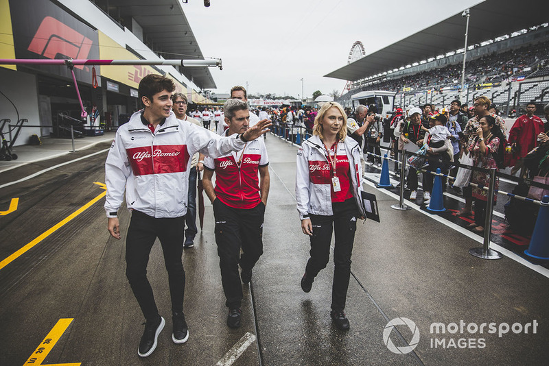 Charles Leclerc, Sauber with Xevi Pujolar, Sauber Head of Track Engineering and Ruth Buscombe, Sauber Race Strategist