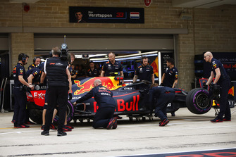 I meccanici ispezionano la monoposto di Max Verstappen, Red Bull Racing RB14, in pit lane, durante le Qualifiche
