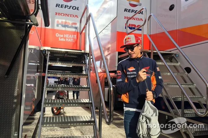Marc Márquez a su llegada al camión del Repsol Honda