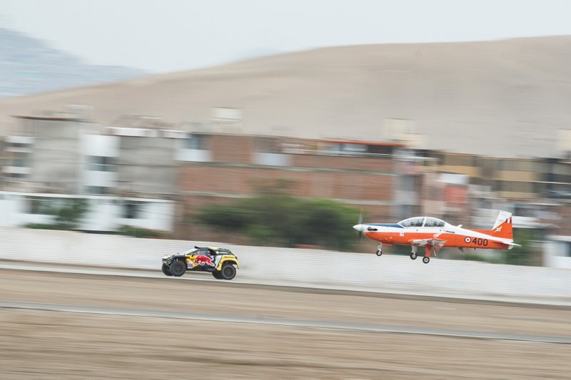 #306 PH-Sport Peugeot 3008 DKR: Себастьян Льоб, Даніель Елена проти літака