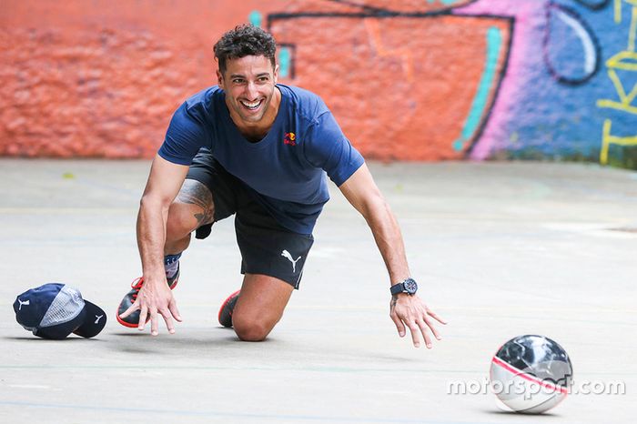 Max Verstappen y Daniel Ricciardo, Red Bull Racing juegan Futsal en Brasil