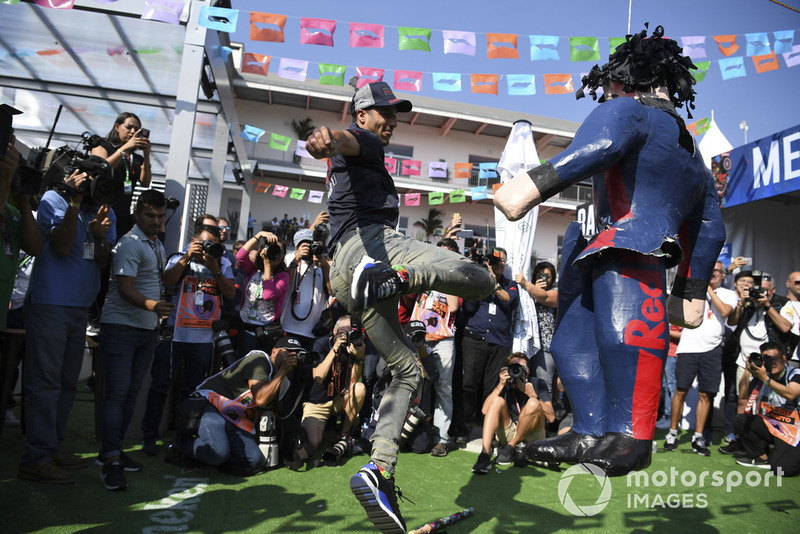 Daniel Ricciardo, Red Bull Racing le pega a su piñata