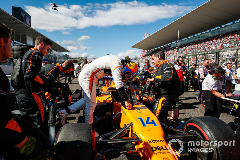Fernando Alonso, McLaren, sur la grille