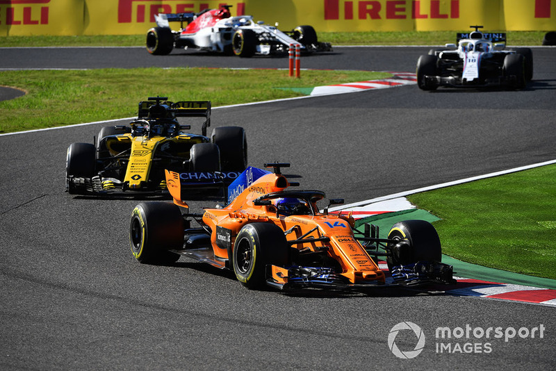 Fernando Alonso, McLaren MCL33 precede Nico Hulkenberg, Renault Sport F1 Team R.S. 18 e Lance Stroll, Williams FW41 