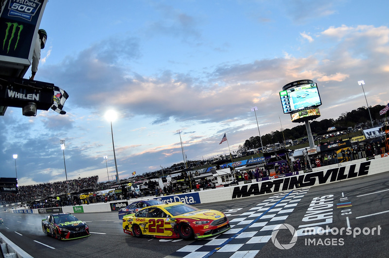 Race winner Joey Logano, Team Penske, Ford Fusion Shell Pennzoil takes the checkered flag