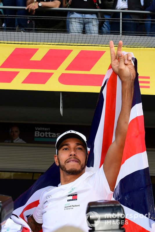 Lewis Hamilton, Mercedes AMG F1 celebra con el equipo