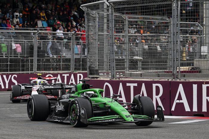 Nico Hulkenberg, Sauber, Oliver Bearman, Haas F1 Team