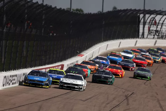 Brad Keselowski, Roush Fenway Keselowski Racing Ford, Ryan Blaney, Team Penske Ford