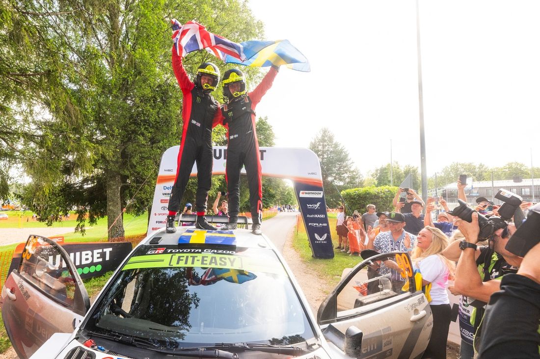 Zwycięzcy Oliver Solberg, Elliott Edmondson, Toyota Gazoo Racing WRT Toyota GR Yaris Rally1