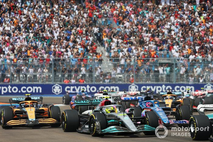 Lewis Hamilton, Mercedes W13, Fernando Alonso, Alpine A522, Lando Norris, McLaren MCL36, Daniel Ricciardo, McLaren MCL36