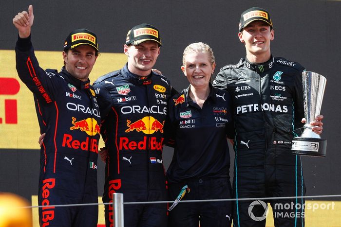 Podio: segundo lugar Sergio Pérez, Red Bull Racing, ganador Max Verstappen, Red Bull Racing, Joanna Fleet, Jefa de RRHH, Red Bull Racing, y tercer lugar George Russell, Mercedes-AMG

