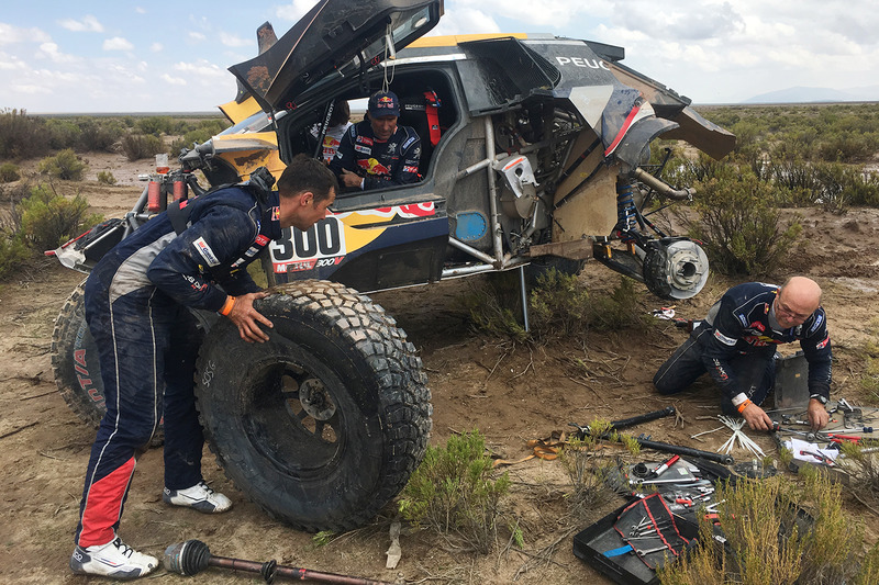 3. #300 Peugeot Sport Peugeot 3008 DKR: Stéphane Peterhansel, Jean-Paul Cottret gets help from Cyril Despres, David Castera