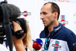 Robert Kubica, Williams Martini Racing, con los medios