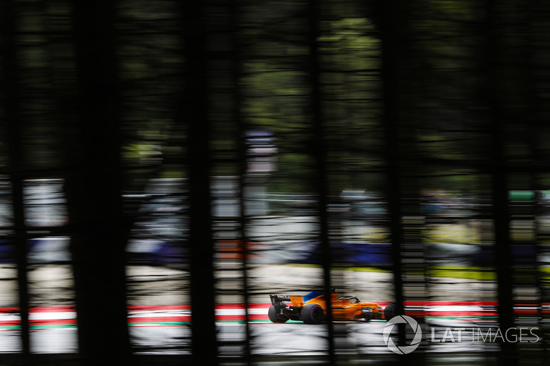 Stoffel Vandoorne, McLaren MCL33, strikes up sparks