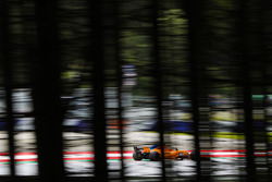 Stoffel Vandoorne, McLaren MCL33, solleva scintille
