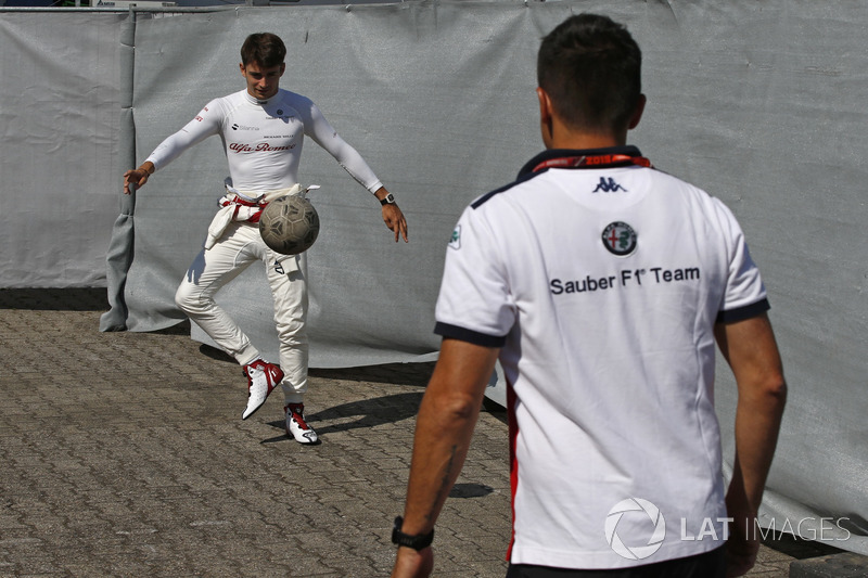 Charles Leclerc, Sauber warms up playing football