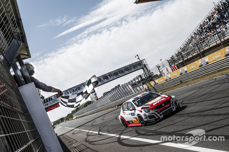 Ganador de la carrera Aurélien Comte, DG Sport Competition Peugeot 308TCR