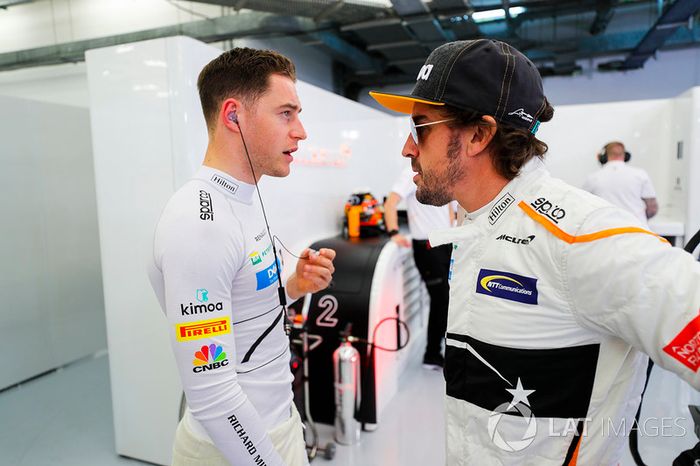 Stoffel Vandoorne, McLaren  con Fernando Alonso, McLaren